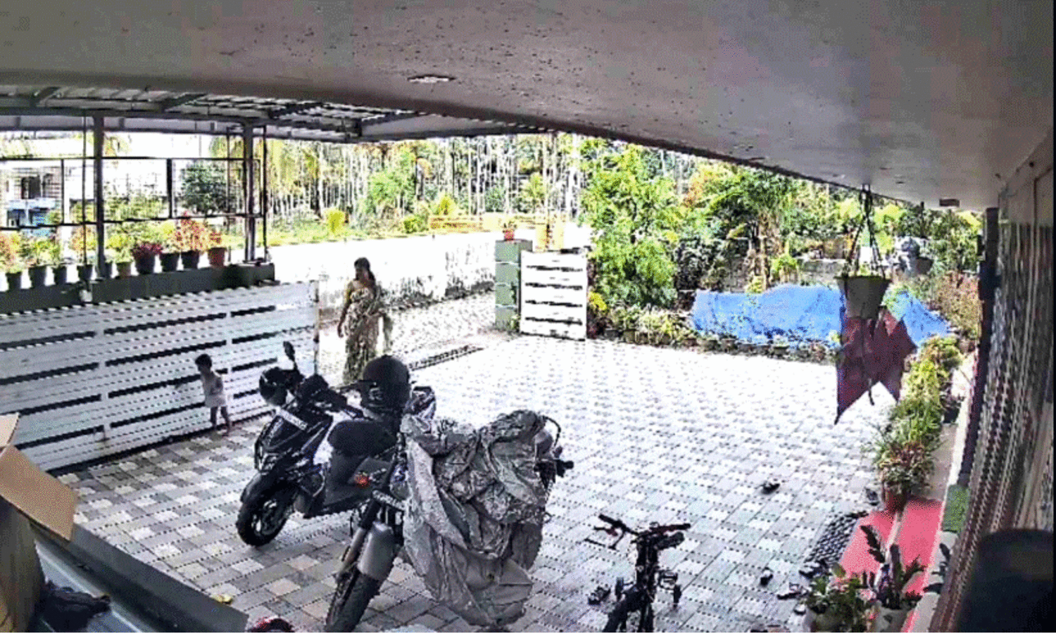 വീ​ടി​ന്റെ സ്ലൈ​ഡി​ങ് ഗേ​റ്റ് ചെ​രി​ഞ്ഞു; ര​ണ്ട്​ വ​യ​സ്സു​കാ​ര​ൻ അ​ത്ഭു​ത​ക​ര​മാ​യി ര​ക്ഷ​പ്പെ​ട്ടു