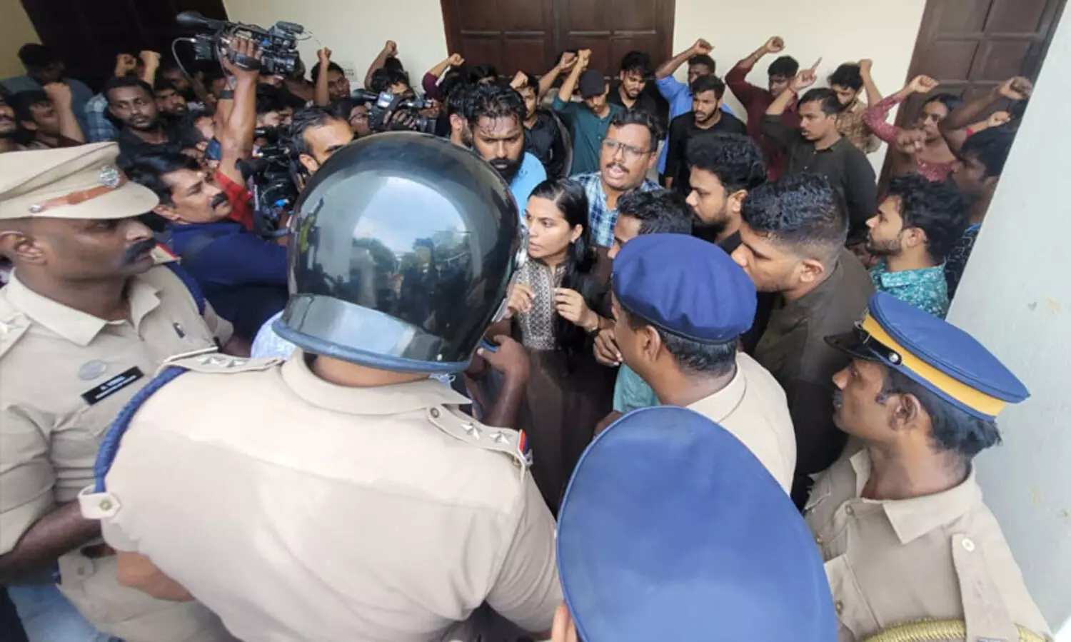 ഗവർണർ ആരിഫ് മുഹമ്മദ് ഖാനെതിരെ എസ്.എഫ്.ഐ പ്രതിഷേധം