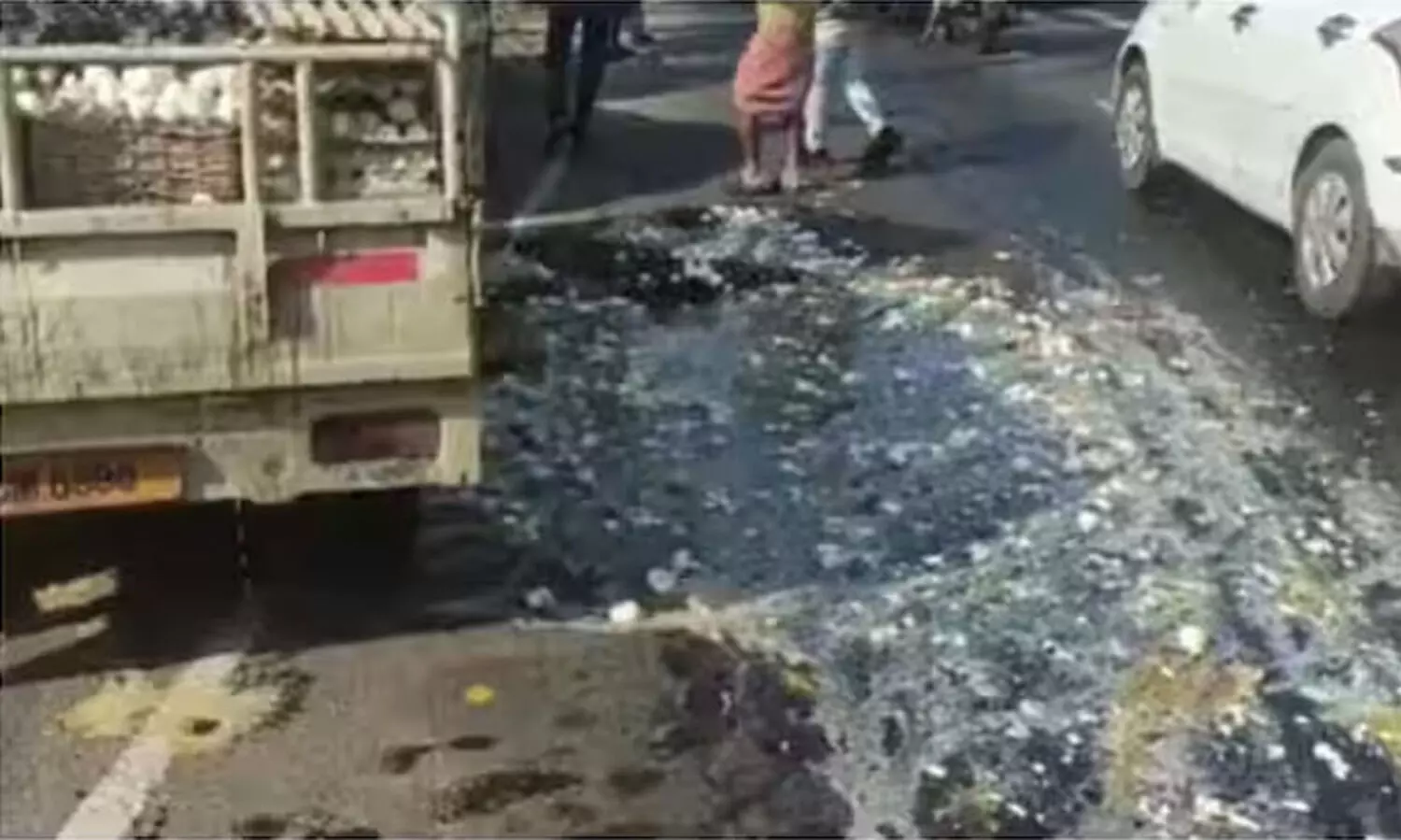 മുട്ട പൊട്ടിയൊഴുകി; ആലുവയിൽ ഗതാഗതം സ്തംഭിച്ചു