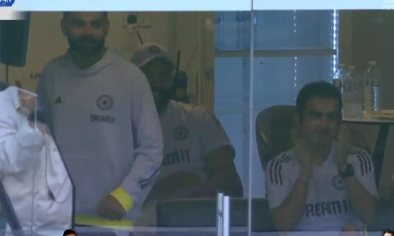 ഫോളോ ഓൺ ഒഴിവാക്കിയത് ഡ്രസ്സിങ് റൂമിൽ മതിമറന്ന് ആഘോഷിച്ച് കോഹ്ലിയും ഗംഭീറും! സമൂഹമാധ്യമങ്ങളിൽ ട്രോളഭിഷേകം