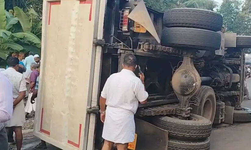 കരിങ്കല്ല് കൊണ്ട് പോവുകയായിരുന്ന ടിപ്പർ മറിഞ്ഞ് കാൽനട യാത്രക്കാരന് ദാരുണാന്ത്യം