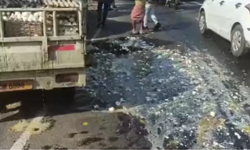 മുട്ട പൊട്ടിയൊഴുകി; ആലുവയിൽ ഗതാഗതം സ്തംഭിച്ചു മുട്ട പൊട്ടിയൊഴുകി; ആലുവയിൽ ഗതാഗതം സ്തംഭിച്ചു