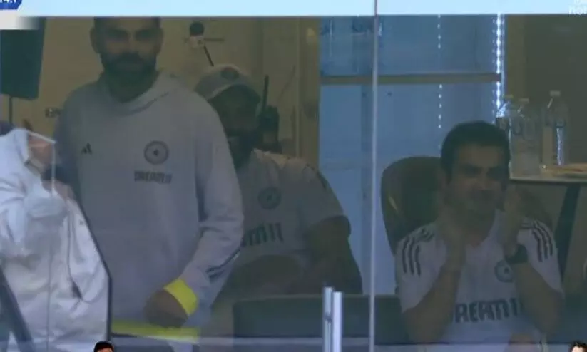 ഫോളോ ഓൺ ഒഴിവാക്കിയത് ഡ്രസ്സിങ് റൂമിൽ മതിമറന്ന് ആഘോഷിച്ച് കോഹ്ലിയും ഗംഭീറും! സമൂഹമാധ്യമങ്ങളിൽ ട്രോളഭിഷേകം ഫോളോ ഓൺ ഒഴിവാക്കിയത് ഡ്രസ്സിങ് റൂമിൽ മതിമറന്ന് ആഘോഷിച്ച് കോഹ്ലിയും ഗംഭീറും! സമൂഹമാധ്യമങ്ങളിൽ ട്രോളഭിഷേകം