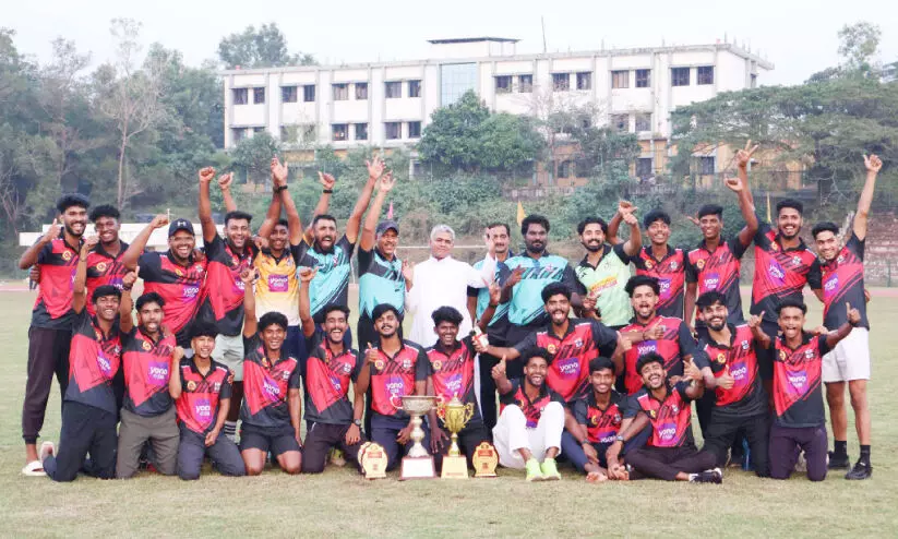 കാലിക്കറ്റ് അത്ലറ്റിക്സ് മീറ്റ്: സെന്റ് തോമസിനും മേഴ്സിക്കും കിരീടം; എട്ട് മീറ്റ് റെക്കോഡുകൾ കാലിക്കറ്റ് അത്ലറ്റിക്സ് മീറ്റ്: സെന്റ് തോമസിനും മേഴ്സിക്കും കിരീടം; എട്ട് മീറ്റ് റെക്കോഡുകൾ