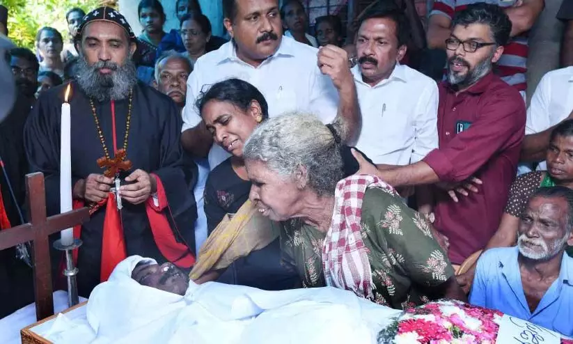 കോതമംഗലത്തെ കാട്ടാന ആക്രമണം: എൽദോസിന് നാടിന്റെ വിട കോതമംഗലത്തെ കാട്ടാന ആക്രമണം: എൽദോസിന് നാടിന്റെ വിട