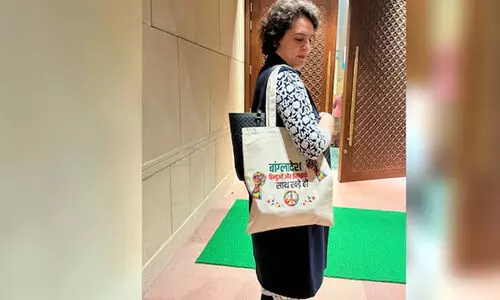 ബംഗ്ലാദേശിലെ ന്യൂനപക്ഷങ്ങൾക്ക് പിന്തുണയറിയിക്കുന്ന ബാഗുമായി പാർലമെന്റിലെത്തി പ്രിയങ്ക ഗാന്ധി