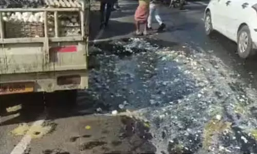 മുട്ട പൊട്ടിയൊഴുകി; ആലുവയിൽ ഗതാഗതം സ്തംഭിച്ചു