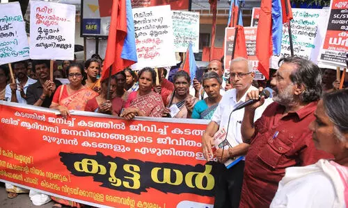 ദലിത്- ആദിവാസി ജനവിഭാഗങ്ങളുടെ കടങ്ങൾ എഴുതിത്തള്ളമെന്ന് ആവശ്യപ്പെട്ട് പട്ടികജാതി ഡയറക്ടറേറ്റിന് മുന്നിൽ കൂട്ട ധർണ നടത്തി.