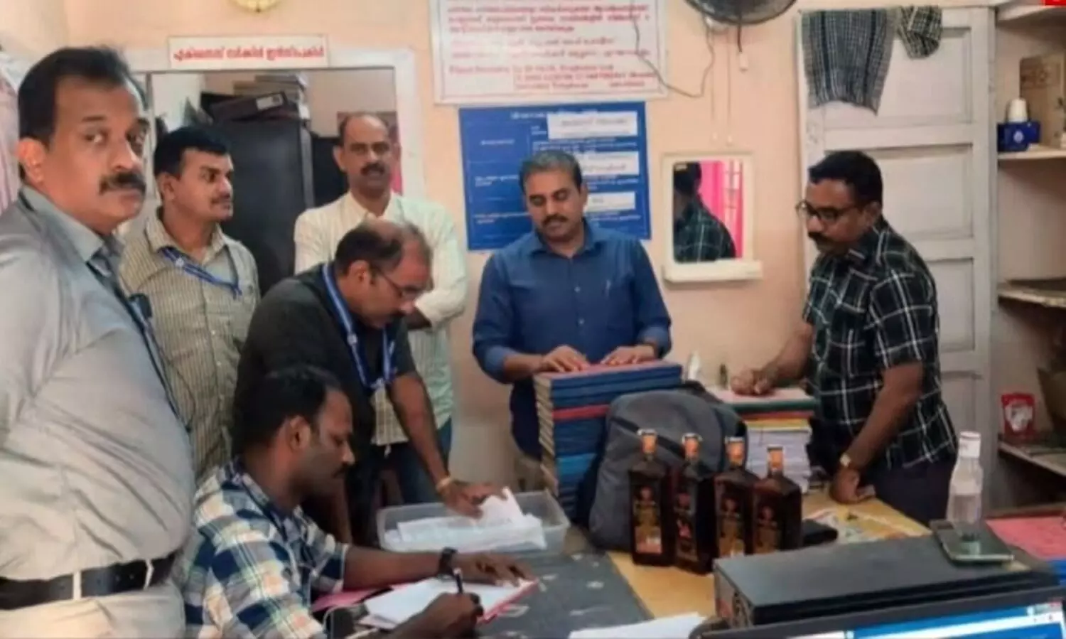 കൈക്കൂലിയായി മദ്യം വാങ്ങി എക്സൈസ് ഉദ്യോ​ഗസ്ഥർ; പിടിച്ചെടുത്ത് വിജിലൻസ്