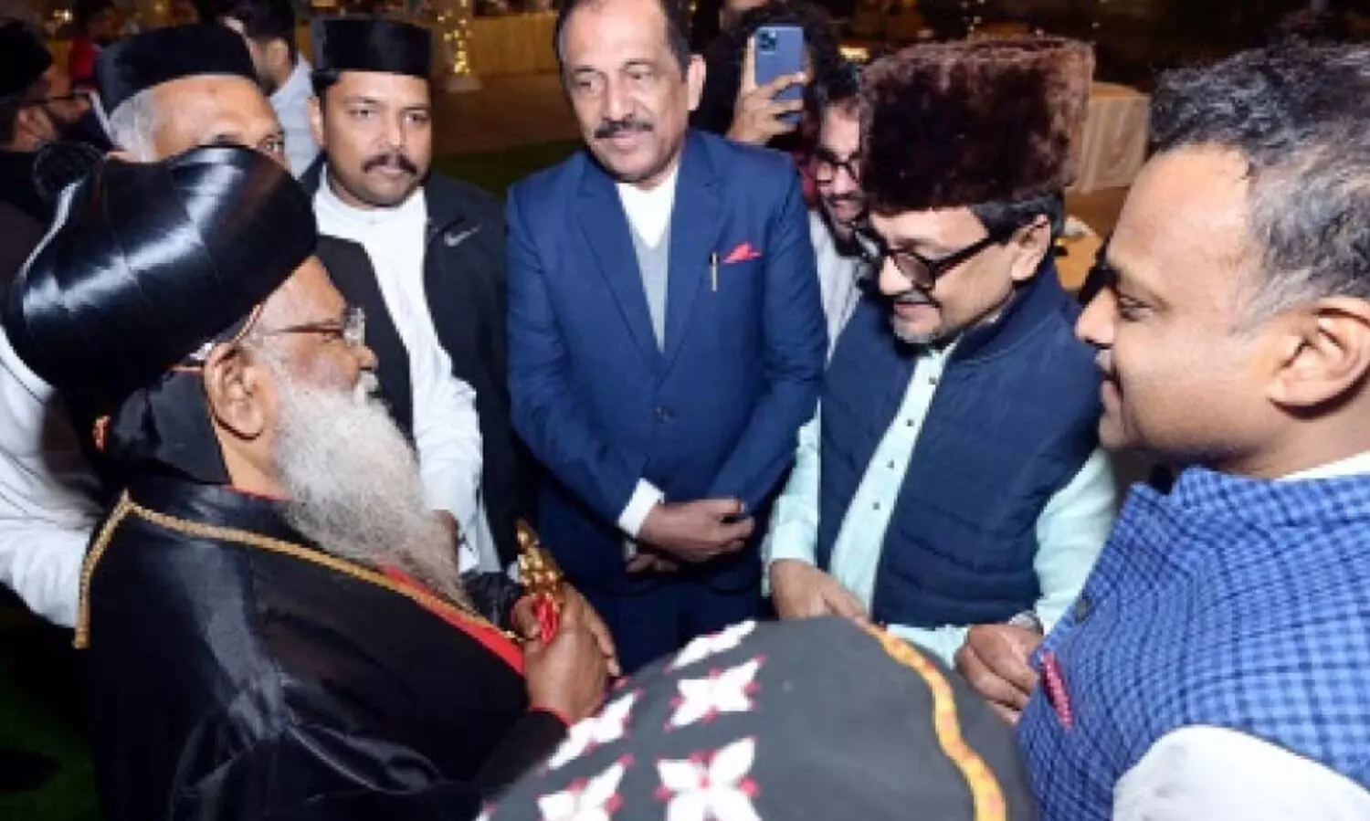 ബ​ന്ധ​ങ്ങ​ളു​ടെ പാ​ലം പ​ണി​ത് വൈ​വി​ധ്യം ആ​ഘോ​ഷി​ക്കു​ക -സാ​ദി​ഖ​ലി ത​ങ്ങ​ള്‍