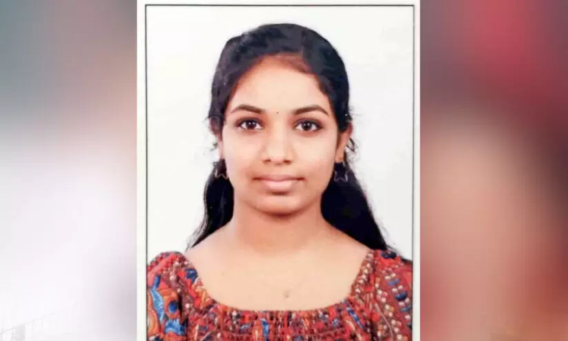 തട്ടമിടാത്ത, പൊട്ടുകുത്തിയ അറബി ടീച്ചർ... തട്ടമിടാത്ത, പൊട്ടുകുത്തിയ അറബി ടീച്ചർ...