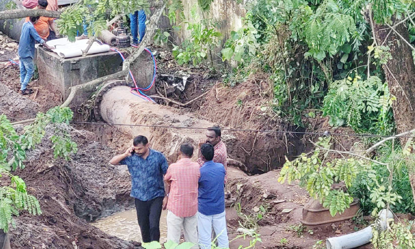 ജലവിതരണ പൈപ്പ് തകർന്നിട്ട് ദിവസങ്ങൾ; അറ്റകുറ്റപ്പണിക്ക് വേഗംപോര ജലവിതരണ പൈപ്പ് തകർന്നിട്ട് ദിവസങ്ങൾ; അറ്റകുറ്റപ്പണിക്ക് വേഗംപോര