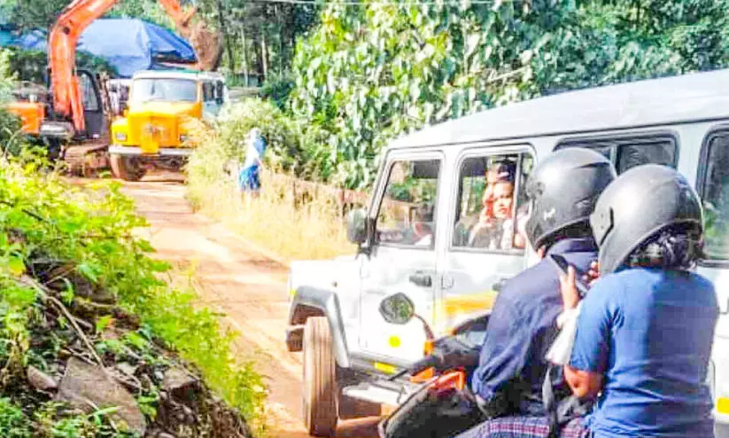വഴിയടച്ച് നിർമാണം;പരീക്ഷക്ക് സമയത്തിന് എത്താനാവാതെ വിദ്യാർഥികൾ വഴിയടച്ച് നിർമാണം;പരീക്ഷക്ക് സമയത്തിന് എത്താനാവാതെ വിദ്യാർഥികൾ