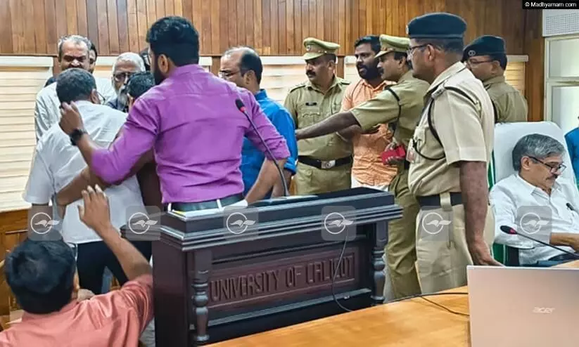 കാലിക്കറ്റ് സെനറ്റ് യോഗത്തിൽ കയ്യാങ്കളി, വാക്പോരിൽ തുടങ്ങി തമ്മിൽതല്ലിൽ കലാശിച്ചു; യോഗം പിരിച്ചുവിട്ട് വി.സി