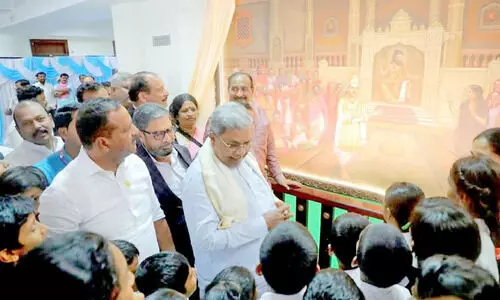 നി​യ​മ​സ​ഭ ക​ണ്ടും മു​ഖ്യ​മ​ന്ത്രി​യെ തൊ​ട്ടും ക​ഡ​ബ​യി​ലെ കു​രു​ന്നു​ക​ൾ