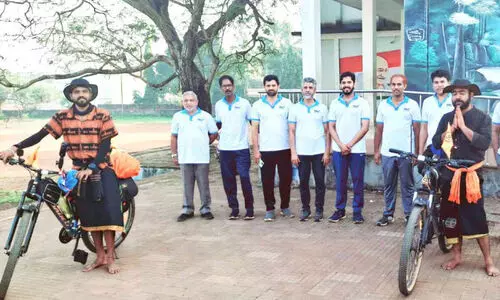 ഷിരൂരിൽനിന്ന് സൈക്കിളിൽ ശബരിമല യാത്ര;  ചേളാരിയിൽ സൗഹൃദം പങ്കിട്ട് പ്രമോദും മണി രാജും
