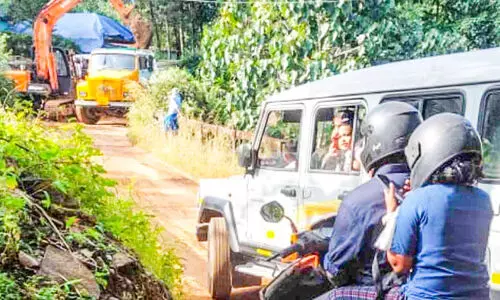 വഴിയടച്ച് നിർമാണം;പരീക്ഷക്ക് സമയത്തിന് എത്താനാവാതെ വിദ്യാർഥികൾ വഴിയടച്ച് നിർമാണം;പരീക്ഷക്ക് സമയത്തിന് എത്താനാവാതെ വിദ്യാർഥികൾ