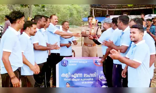 ക്രി​ക്ക​റ്റ്​ ക​ളി​ച്ച്​ ന​ഗ​ര​സ​ഭ​യും തീ​ര പൊ​ലീ​സും
