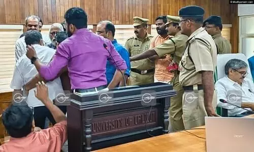 കാലിക്കറ്റ് സെനറ്റ് യോഗത്തിൽ കയ്യാങ്കളി, വാക്പോരിൽ തുടങ്ങി തമ്മിൽതല്ലിൽ കലാശിച്ചു; യോഗം പിരിച്ചുവിട്ട് വി.സി