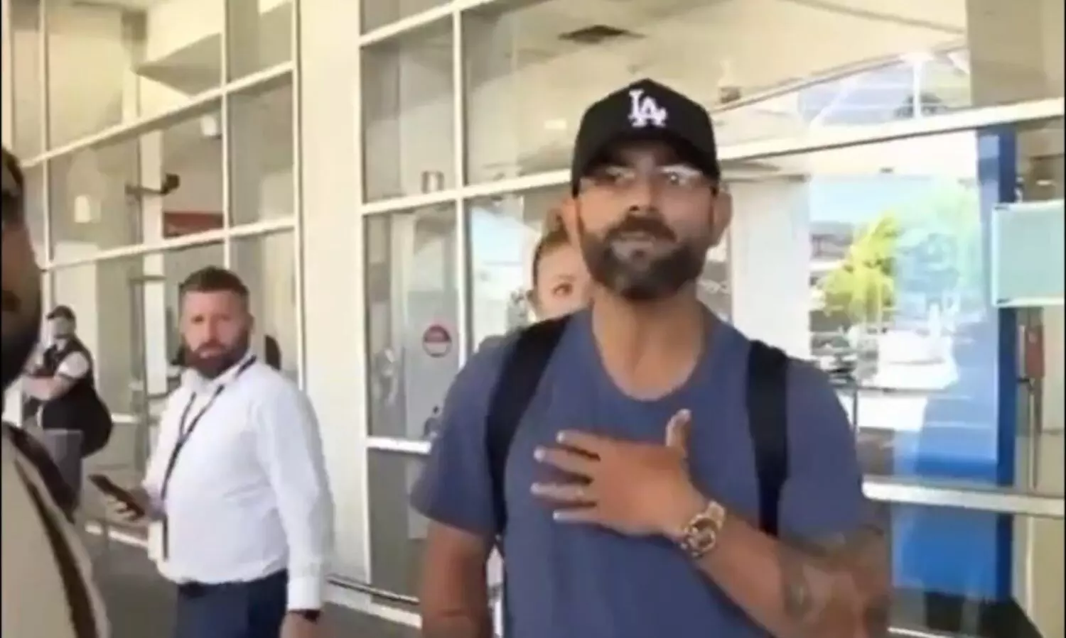 ‘എന്‍റെ അനുവാദമില്ലാതെ അത് വേണ്ട’; ആസ്ട്രേലിയൻ പാപ്പരാസികളോട് കയർത്ത് കോഹ്‌ലി -വിഡിയോ