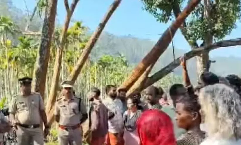 നൂല്പ്പുഴയിൽ സ്വയം സന്നദ്ധ പുനരധിവാസത്തിന് തയാറായവരുടെ ഭൂമി അളക്കാനെത്തിയ ഉദ്യോഗസ്ഥരെ തടഞ്ഞു നൂല്പ്പുഴയിൽ സ്വയം സന്നദ്ധ പുനരധിവാസത്തിന് തയാറായവരുടെ ഭൂമി അളക്കാനെത്തിയ ഉദ്യോഗസ്ഥരെ തടഞ്ഞു