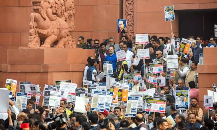 നീലിമയാർന്ന സമരവേലിയേറ്റം; ജയ് ഭീം വിളികളാൽ മുഖരിതം
