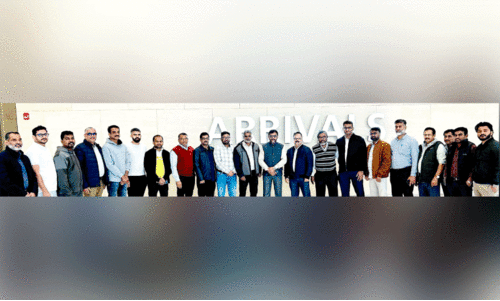 പി.​ മു​ജീ​ബ്റ​ഹ്മാ​ന് എ​യ​ർ​പോ​ർ​ട്ടി​ൽ സ്വീ​ക​ര​ണം ന​ൽ​കി