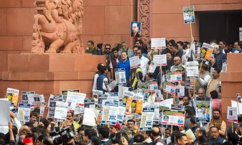 നീലിമയാർന്ന സമരവേലിയേറ്റം; ജയ് ഭീം വിളികളാൽ മുഖരിതം