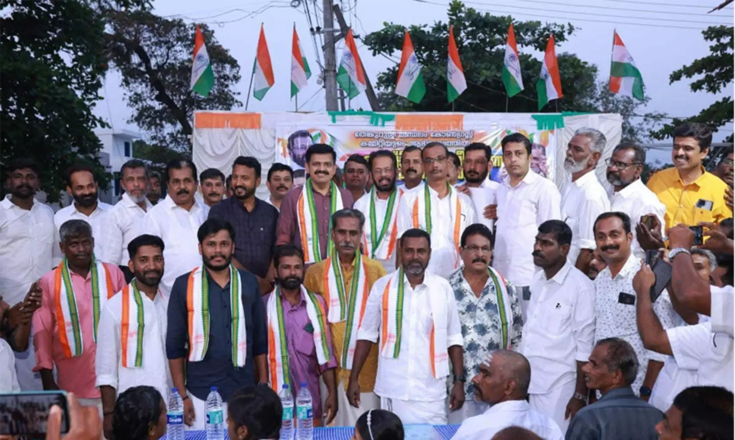 പാലക്കാട് 75 പേർ സി.പി.എം വിട്ട് കോൺഗ്രസിൽ​; സന്ദീപ് വാര്യരും രാഹുൽ മാങ്കൂട്ടത്തിലും ചേർന്ന് സ്വീകരിച്ചു