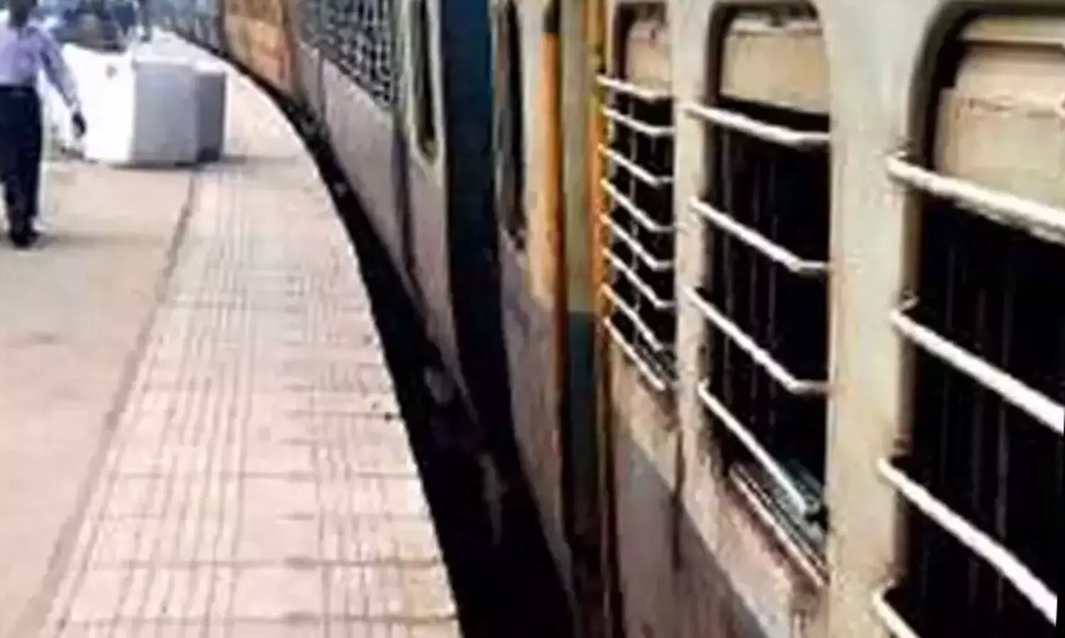 ട്രെയിനിൽ ഓടിക്കയറുന്നതിനിടെ പി​ടി​വി​ട്ട് വീണ് വയോധികന് ദാരുണാന്ത്യം