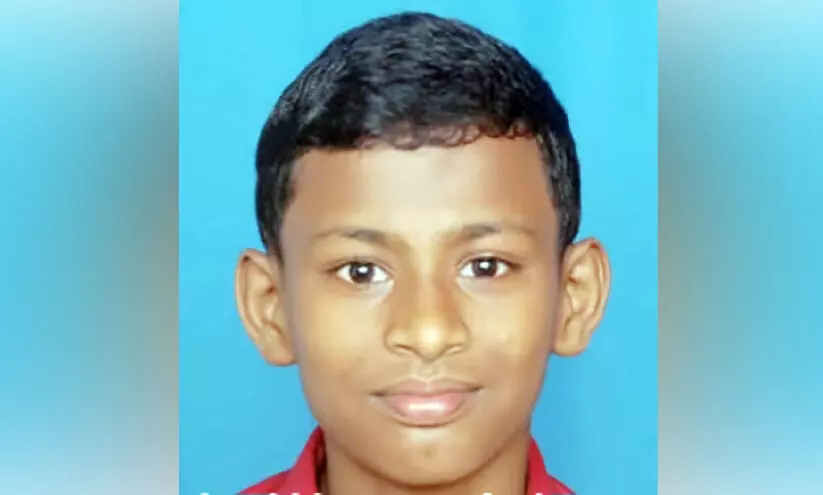 ക്രിസ്മസ് വിളക്കുകൾ സ്ഥാപിക്കുന്നതിനിടെ 14കാരൻ ഷോക്കേറ്റ് മരിച്ചു ക്രിസ്മസ് വിളക്കുകൾ സ്ഥാപിക്കുന്നതിനിടെ 14കാരൻ ഷോക്കേറ്റ് മരിച്ചു