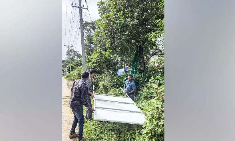 പാത​യോരങ്ങളിലെ തടസ്സം നീക്കിത്തുടങ്ങി