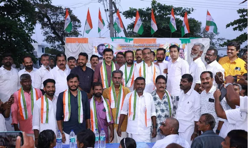 പാലക്കാട് 75 പേർ സി.പി.എം വിട്ട് കോൺഗ്രസിൽ; സന്ദീപ് വാര്യരും രാഹുൽ മാങ്കൂട്ടത്തിലും ചേർന്ന് സ്വീകരിച്ചു പാലക്കാട് 75 പേർ സി.പി.എം വിട്ട് കോൺഗ്രസിൽ; സന്ദീപ് വാര്യരും രാഹുൽ മാങ്കൂട്ടത്തിലും ചേർന്ന് സ്വീകരിച്ചു