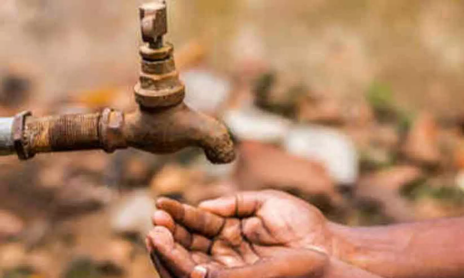 തൃശൂരിലെ തീരദേശത്തിലുള്ള ഒമ്പത് പഞ്ചായത്തുകളിൽ അടിയന്തരമായി കുടിവെള്ളമെത്തിക്കണമെന്ന് ഹൈകോടതി