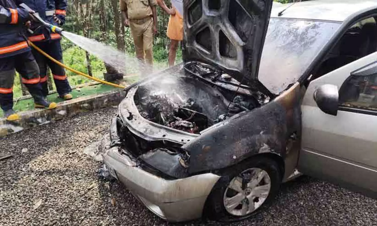 ഓട്ടം കഴിഞ്ഞ് വീട്ടുമുറ്റത്ത് നിർത്തിയിട്ട കാറിന് തീപിടിച്ചു