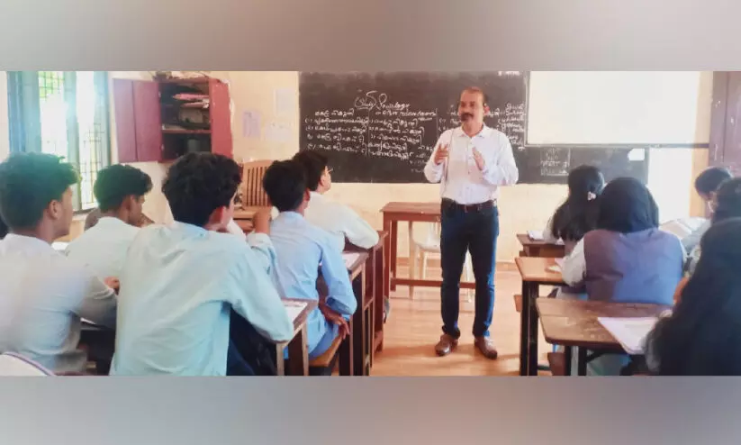 പഠനം എളുപ്പമാക്കാൻ കവിതയുമായി മദനൻ മാഷ്