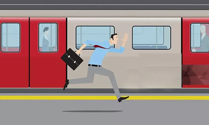 പ്ലാറ്റ്ഫോമിനും ട്രെയിനിനും ഇടയിൽ പിടയുന്ന ജീവനുകൾ പ്ലാറ്റ്ഫോമിനും ട്രെയിനിനും ഇടയിൽ പിടയുന്ന ജീവനുകൾ