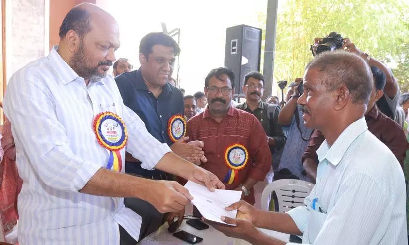 ഭൂമി പോക്കുവരവ് നടത്തി ലഭിച്ച ആശ്വാസത്തിൽ ടി.കെ. ഗംഗാധരൻ