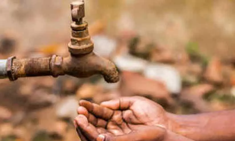 തൃശൂരിലെ തീരദേശത്തിലുള്ള ഒമ്പത് പഞ്ചായത്തുകളിൽ അടിയന്തരമായി കുടിവെള്ളമെത്തിക്കണമെന്ന് ഹൈകോടതി