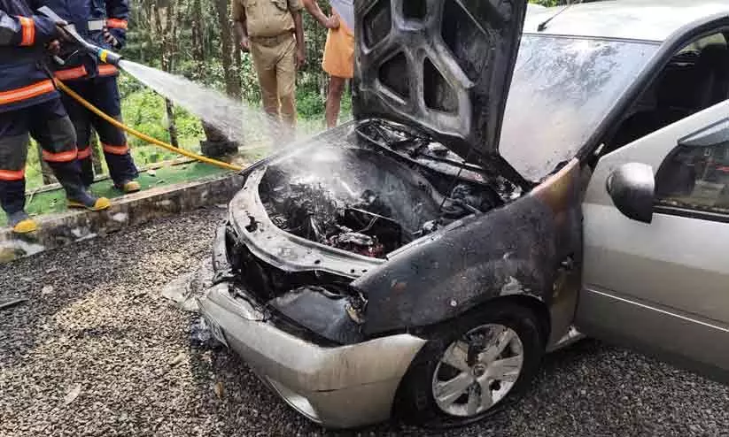 ഓട്ടം കഴിഞ്ഞ് വീട്ടുമുറ്റത്ത് നിർത്തിയിട്ട കാറിന് തീപിടിച്ചു ഓട്ടം കഴിഞ്ഞ് വീട്ടുമുറ്റത്ത് നിർത്തിയിട്ട കാറിന് തീപിടിച്ചു