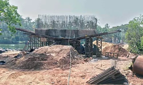 പാലം നിർമാണം തകൃതിയിൽ; ഉപ്പുവെള്ളം ഉപയോഗിക്കുന്നെന്ന് ആക്ഷേപം പാലം നിർമാണം തകൃതിയിൽ; ഉപ്പുവെള്ളം ഉപയോഗിക്കുന്നെന്ന് ആക്ഷേപം