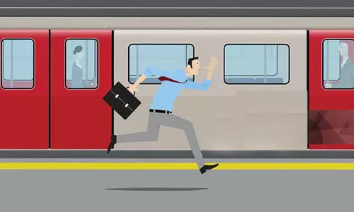 പ്ലാ​റ്റ്ഫോ​മി​നും ട്രെയിനിനും ഇടയിൽ പിടയുന്ന ജീവനുകൾ