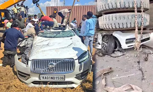 ബംഗളൂരുവിൽ ആഡംബര കാറിന് മുകളിലേക്ക് കണ്ടെയ്നർ ലോറി മറിഞ്ഞു; കുട്ടികളടക്കം ആറു പേർക്ക് ദാരുണാന്ത്യം