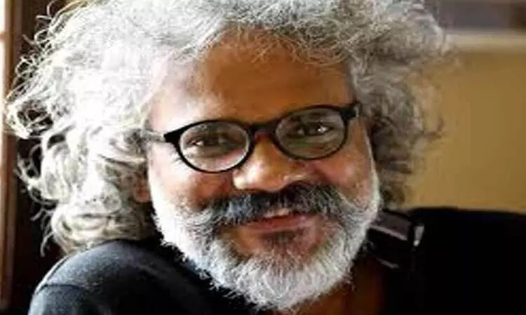 ‘ഇപ്പോൾ ഞാൻ കൊൽക്കത്തയിലിരുന്ന്   കേരളത്തെ നോക്കിക്കാണുകയും   എഴുതുകയുമാണ് ’