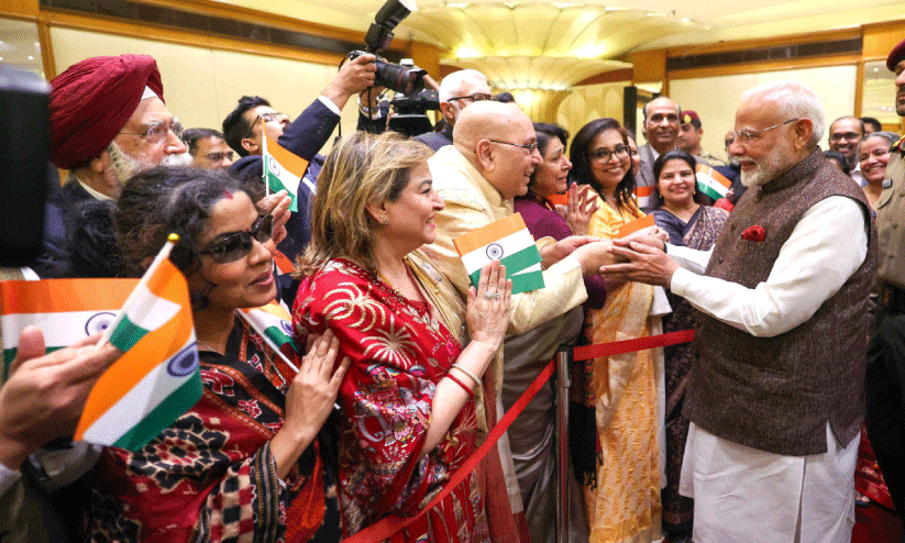 പ്രധാനമന്ത്രിയെ ആവേശപൂര്വം സ്വീകരിച്ച് പ്രവാസി സമൂഹം പ്രധാനമന്ത്രിയെ ആവേശപൂര്വം സ്വീകരിച്ച് പ്രവാസി സമൂഹം