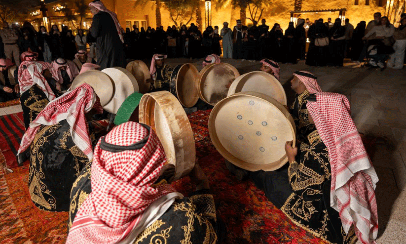 ദ​റ​ഇ​യ പൈ​തൃ​കോ​ത്സ​വ​ത്തി​ന് കൊ​ടി​യേ​റി; ച​രി​ത്ര​ന​ഗ​ര​ത്തി​ൽ ഇ​നി ആ​ഘോ​ഷ രാ​വു​ക​ൾ