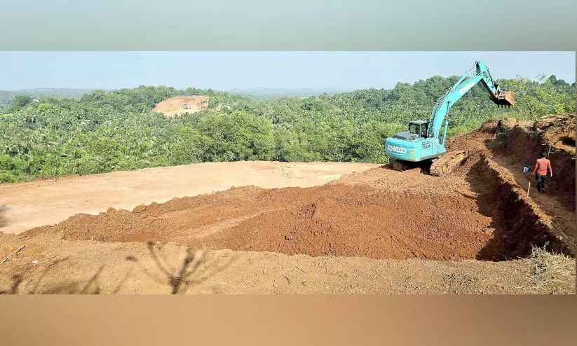 രാ​പ​ക​ൽ മ​ണ്ണെ​ടു​പ്പ്; കോ​ട്ടോ​ൽ​കു​ന്ന് അ​പ്ര​ത്യ​ക്ഷ​മാ​കു​ന്നു