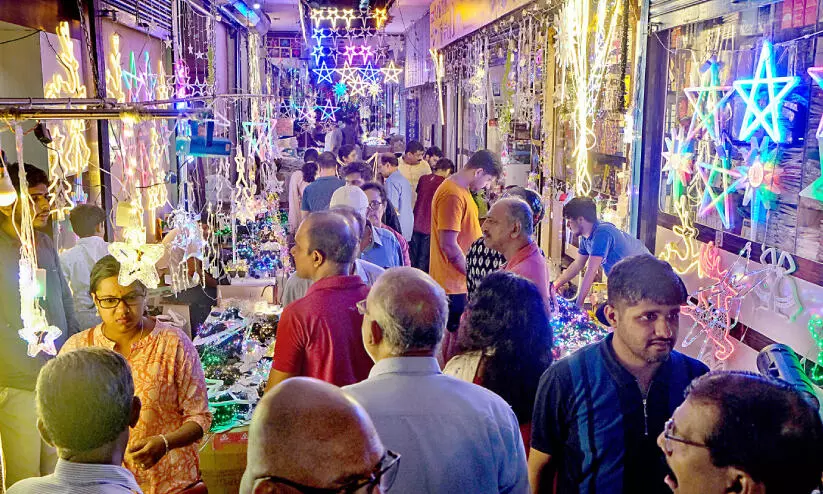 നക്ഷത്ര രാവിനായി  അണിഞ്ഞൊരുങ്ങി നാട്