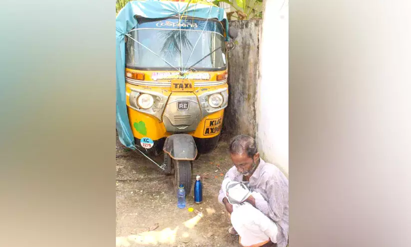 ഓട്ടോറിക്ഷക്കുള്ളിലെ ദുരിതജീവിതത്തിൽനിന്ന്​ ശ്രീകുമാറിന് മോചനം