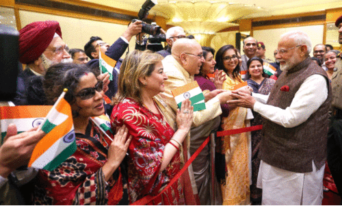 പ്ര​ധാ​ന​മ​ന്ത്രി​യെ ആ​വേ​ശ​പൂ​ര്‍വം സ്വീ​ക​രി​ച്ച് പ്ര​വാ​സി സ​മൂ​ഹം